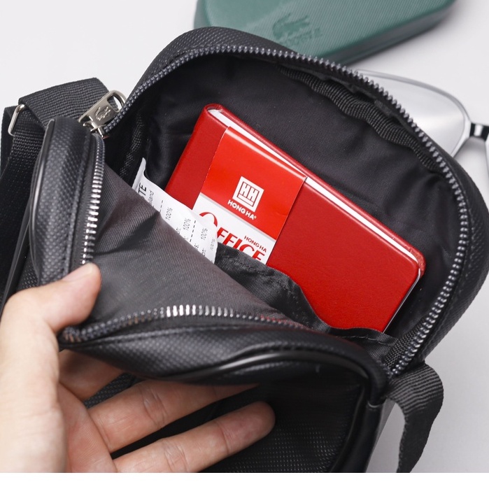 TÚI ĐEO CHÉO LACOSTE LCT21 Kích thước: 21 cm x 16 cm x 5 cm Made in Vietnam full tag , hàng chuẩn web