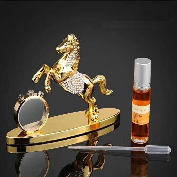 Tượng ngựa mạ vàng nước hoa đính đá Pha lê trang trí taplo ô tô, bàn làm việc mã HC882