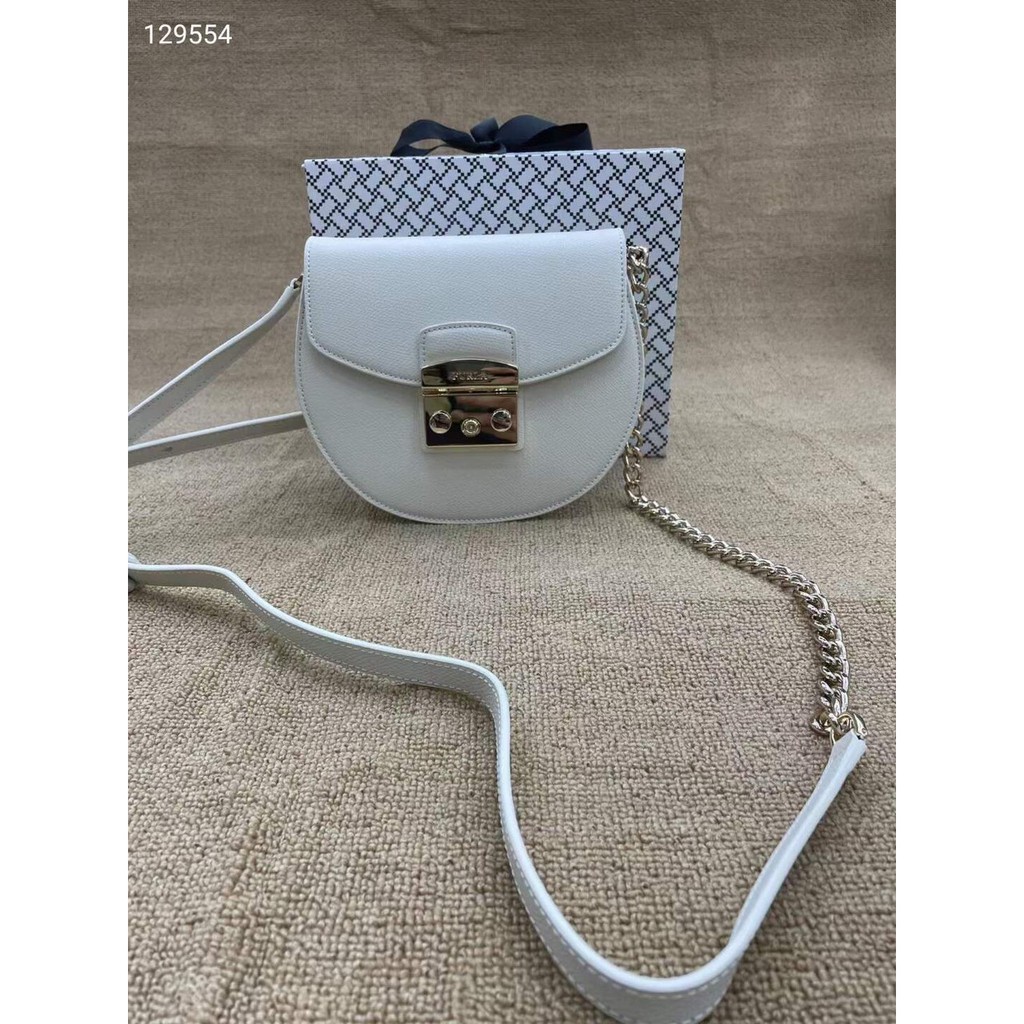 Túi đeo chéo nữ FUR_LA ME_TRO_POLIS  chi tiết chuẩn, từ đường keo mũi chỉ đến logo khắc đều sắc nét.