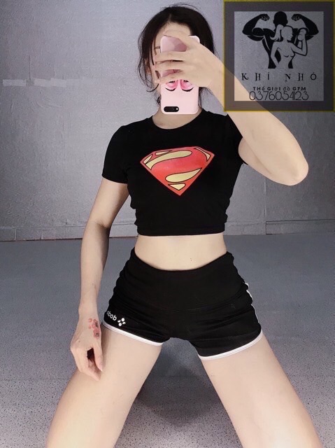 Sĩ áo croptop siêu nhân