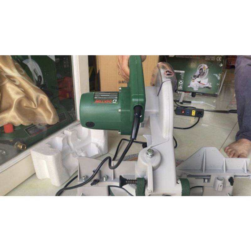 Cắt nhôm đa góc có ghiêng DEKTON DK255.Công xuất 1800W.máy kèm lưỡi 255mm.