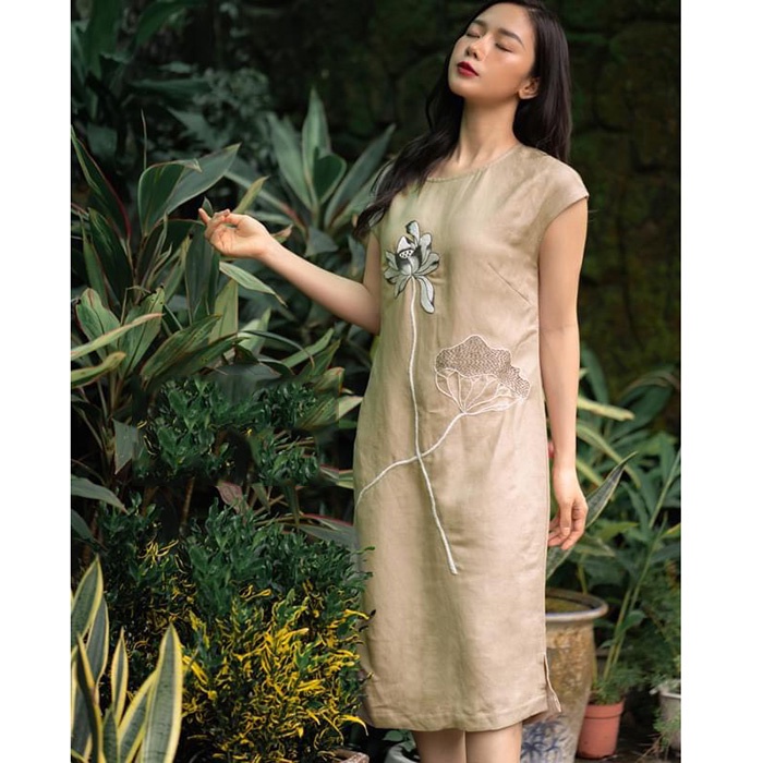 Đầm suông Linen bột Premium thêu hoa phối khuy sườn hàng thiết kế - Be vàng