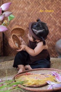 Yếm đào nâu cho bé