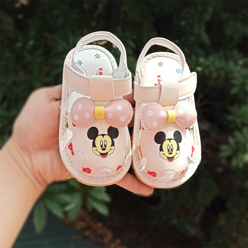 Giày tập đi - Sandal cho bé gái tập đi hình chuột Mickey Đeo Nơ đế mềm chống trơn trượt, phát tiếng kêu G32