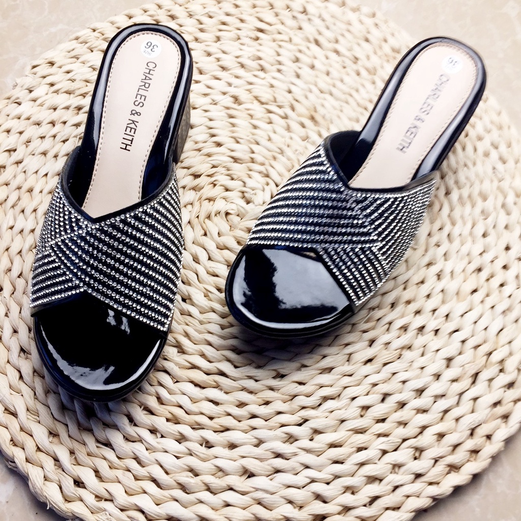 Dép thời trang trung niên đá sang trọng