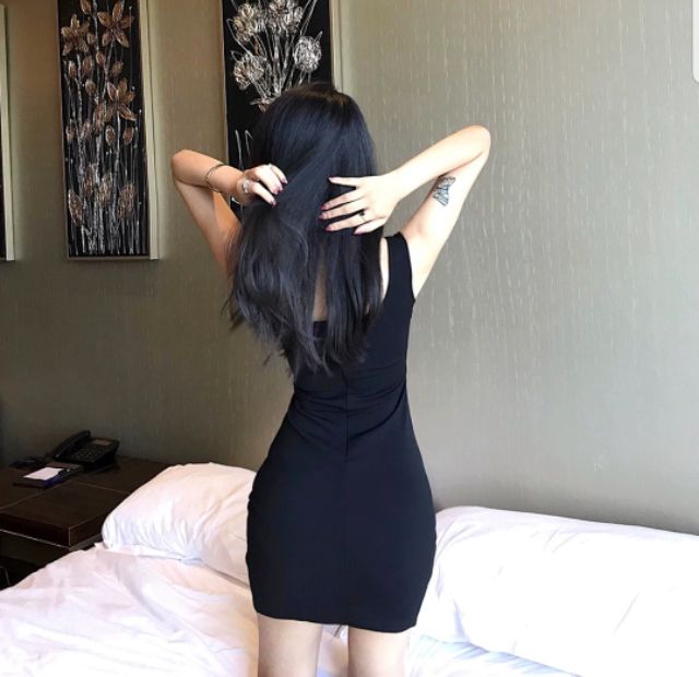 Đầm body xẻ tà tua rua