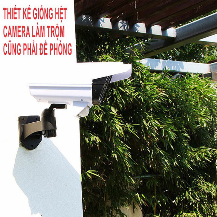 Đèn led năng lượng mặt trời giả camera giám sát tự động bật tắt chống trộm có điều khiển từ xa