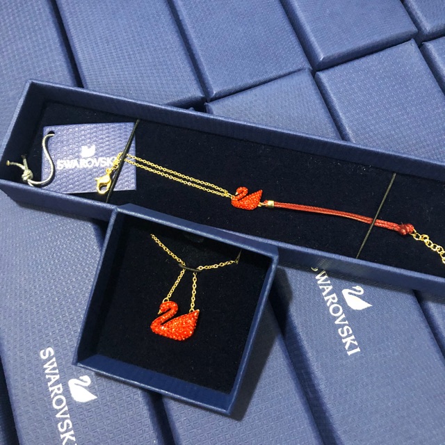 Vòng tay thiên nga Swarovski đỏ