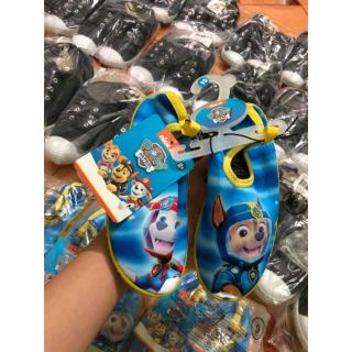 Giày đi biển cho bé