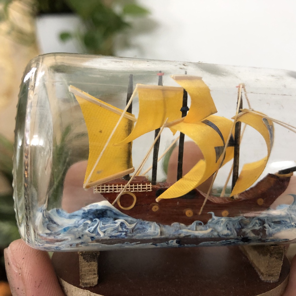 Mô hình thuyền gỗ trang trí trong chai thủy tinh - Buồm màu vàng - Dài 11cm