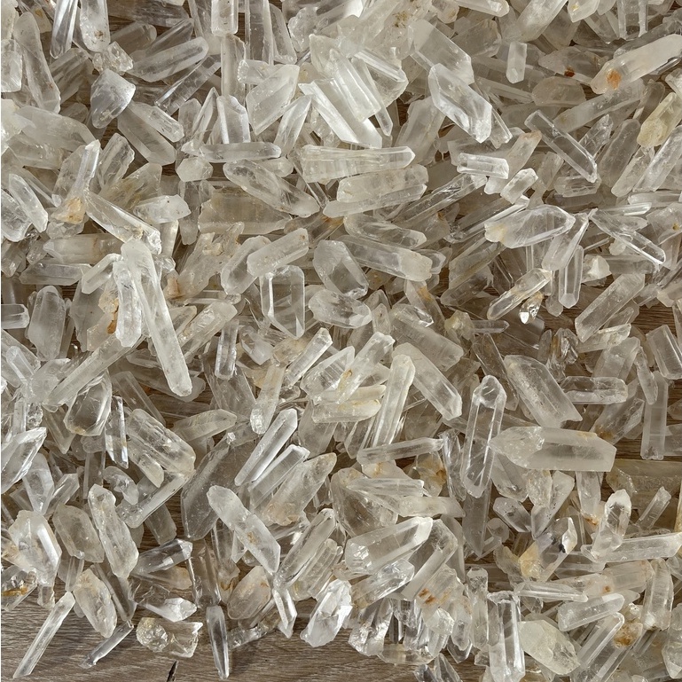 Que đá thạch anh trắng ( Clear Quartz ) dùng là lưới Grid trong Reiki, đá thanh tẩy Tarot, đá phong thủy