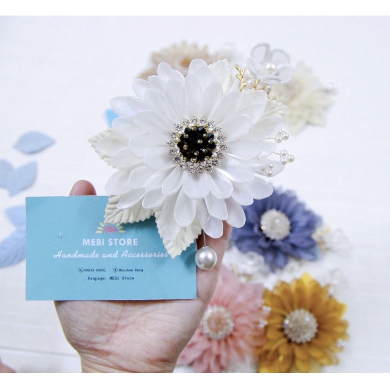 Ảnh thật- Hoa cài áo handmade mẫu hoa cúc voan mix phụ kiện siêu sang nhiều màu (NOBOX)