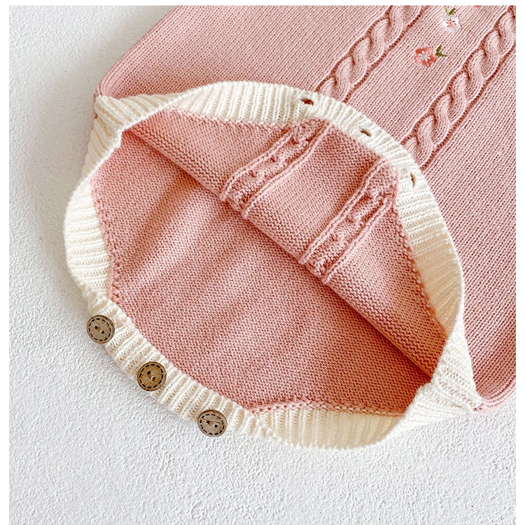 Yếm len hồng thêu hoa cài cúc gỗ dành cho bé gái (Ảnh thật)