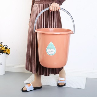 Xô nhựa có tay cầm tiện dụng cho nhà tắm