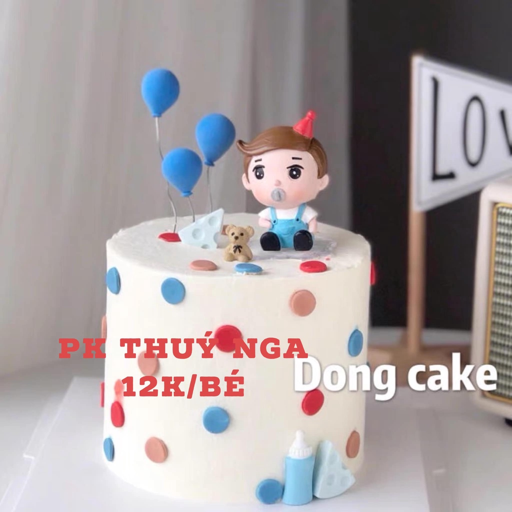 Bé gái cài nơ hồng,bé trai yếm xanh, mũ đỏ