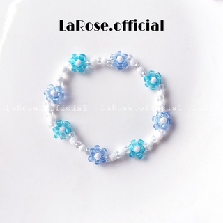 Set vòng tay cùng Lia Itzy vòng hoa xanh, vòng hoa trắng, vòng trắng trong
