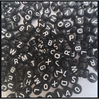 ( chọn chữ) 10 Hạt Chữ Cái , chữ số tròn nền đen chữ trắng làm vòng- (Loại đẹp)