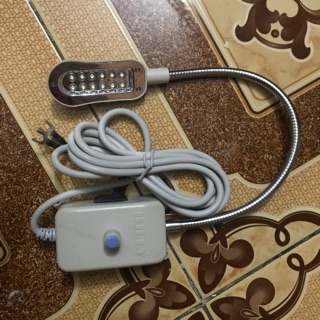 Đèn cần 12 bóng có nút điều chỉnh ánh sáng nhiều hay ít