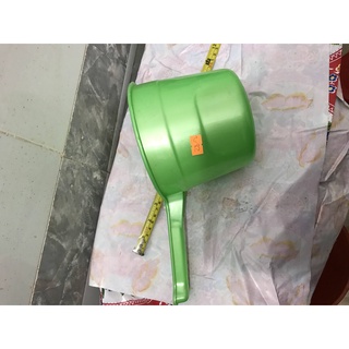 ca nhựa múc nước có quai màu xanh lá mã 28-2 ( 1 cái )