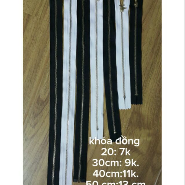 Khóa đồng có tay cầm.