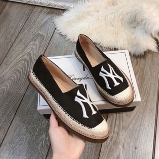 Giày slip on chữ