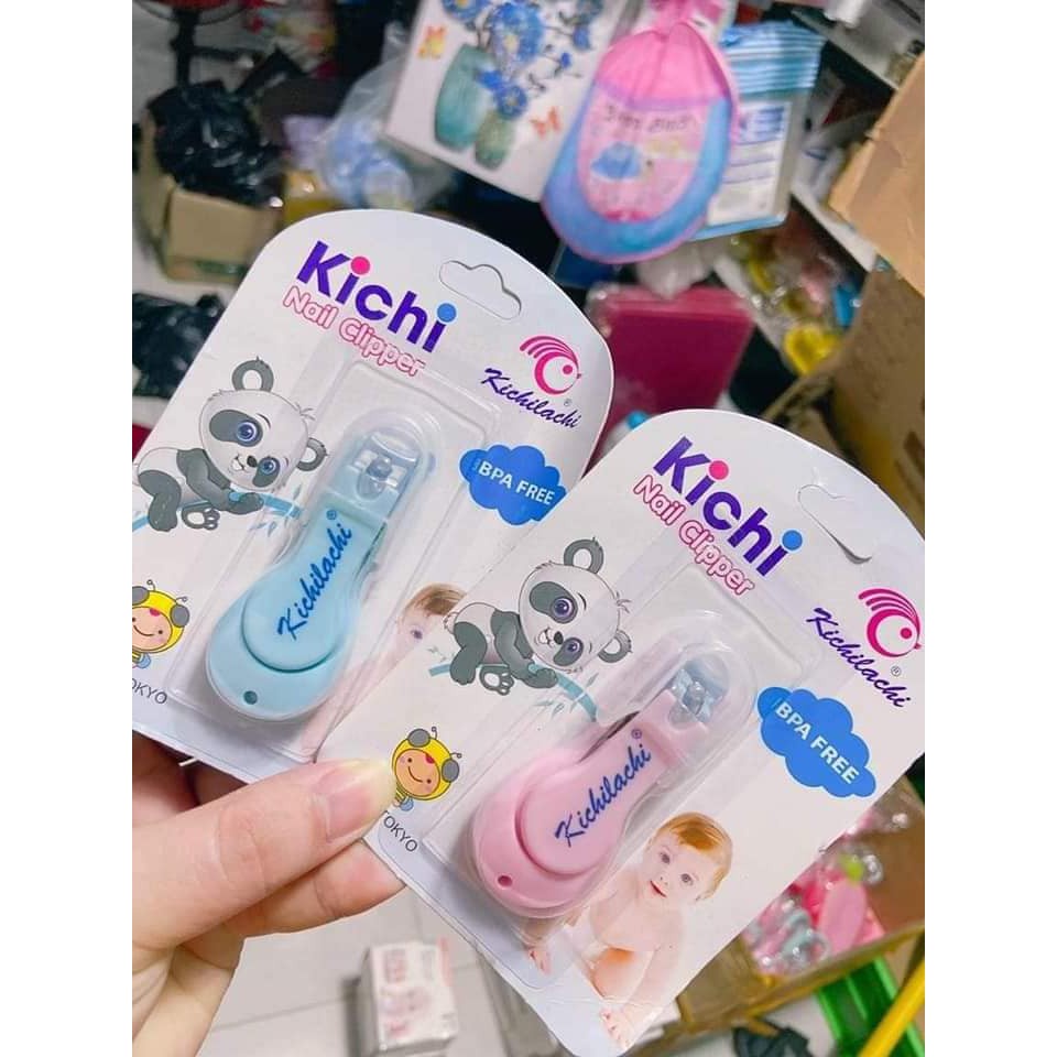Bấm móng tay cho bé KiChi