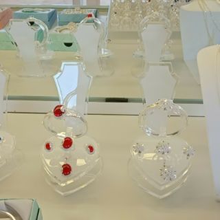 Trưng bày trọn bộ trang sức dây chuyền trưng bày vòng tay bông tai và nhẫn bằng mica hàng cao cấp cao 13cm