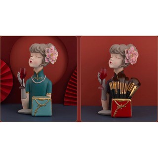 Cô gái cắm bút cắm đồ cực xinh