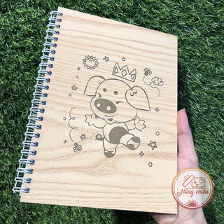 Sổ nhật kí, sổ tay lưu bút hình con Heo xinh xắn , bìa gỗ, giấy dày dặn, Khắc chữ , tên, hoa văn theo yêu cầu của khhàng