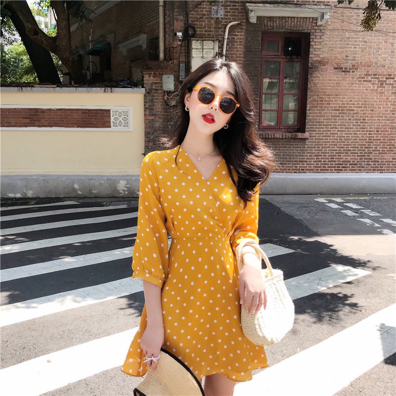 Váy chấm bi vàng tay lỡ