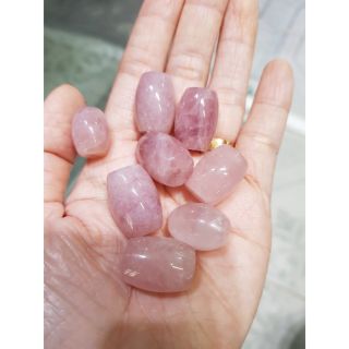 Lu thống đá màu hồng kèm dây đeo cổ, đeo tay