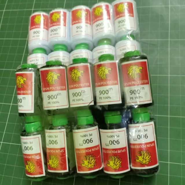 Cuộn chỉ đen và trắng