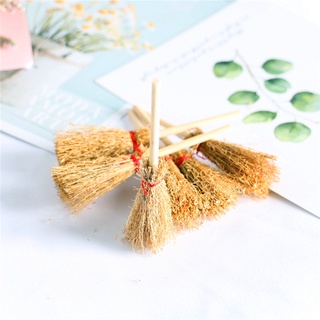 Chổi mini tỷ lệ 1:12 mô phỏng chổi thật trang trí nội thất, ngoại thất nhà mô hình