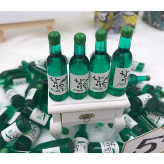 Chai rượu sochu mini. Mô hình chai rượu sochu trang trí nhà búp bê.