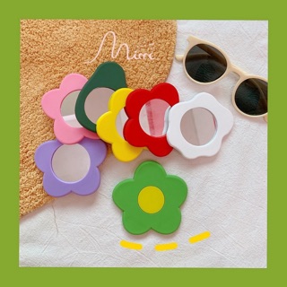 Gương trang điểm cầm tay 1 mặt bọc Silicone chống rơi vỡ hình hoa mai độc đáo
