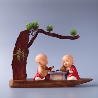 Tượng Hai chú tiểu đánh cờ áo choàng đỏ