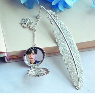 (không kèm hộp) Bookmark lông vũ IN HÌNH Nghiêm Hạo Tường TNT Thời đại thiếu niên đoàn gắn điệp lá kim loại mỏng