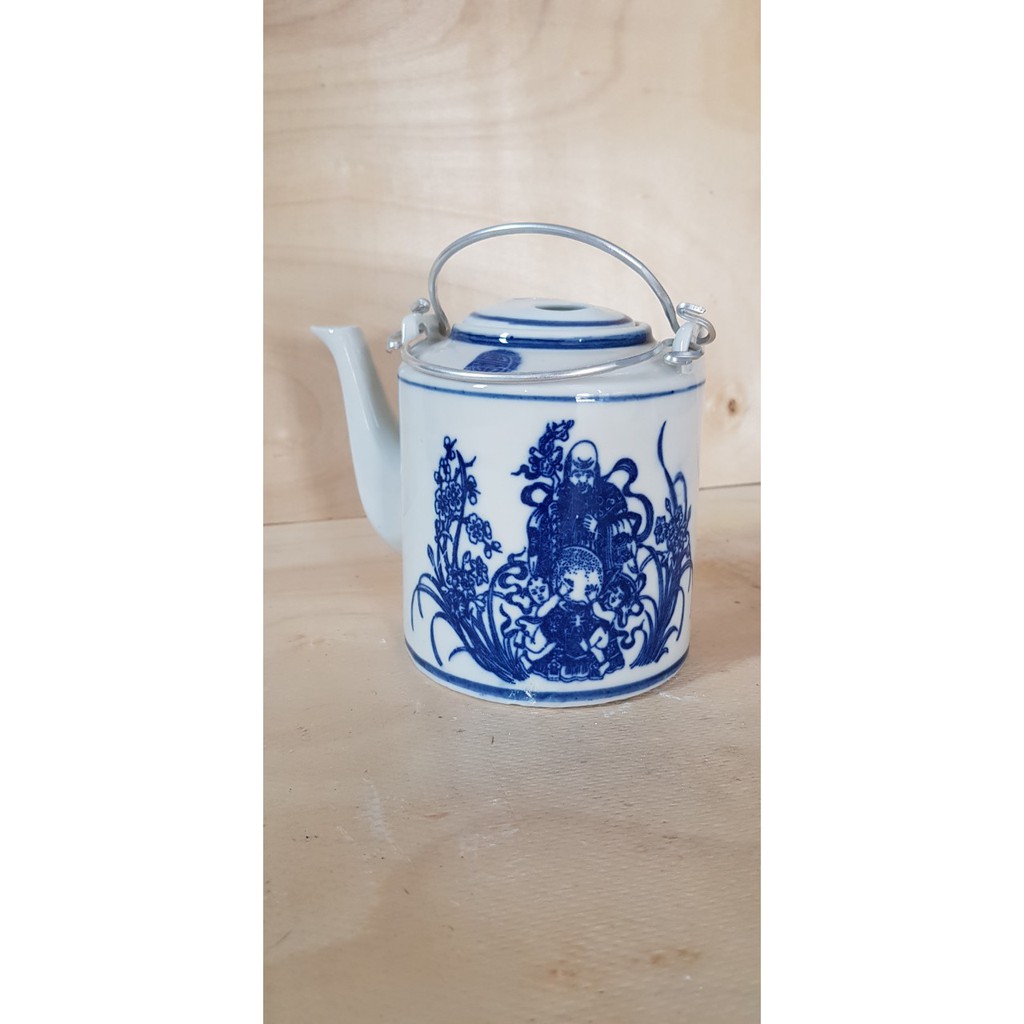 Bình Tích uống trà