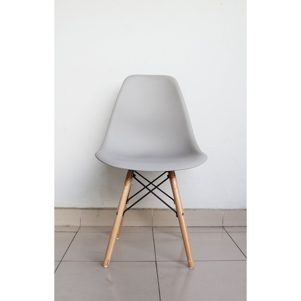 GHẾ EAMES CHÂN GỖ