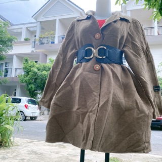 Khoát dạ ép màu nâu dáng ngắn