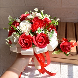 BÓ HOA CƯỚI CẦM TAY CÔ DÂU BẰNG HOA HỒNG SÁP THƠM MÀU ĐỎ TRẮNG, TẶNG KÈM HOA CÀI ÁO CHÚ RỂ
