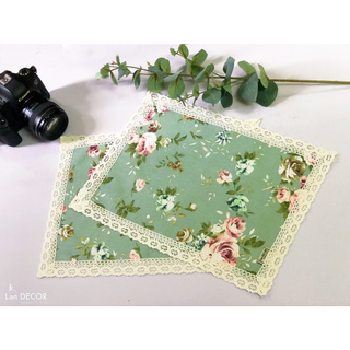 Khăn lót Landecor trang trí bàn ăn, dụng cụ ăn mẫu hoa hồng nền xanh - TBA465