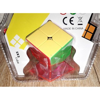 Một cục Rubik Dạ Quang 2x2x2 có đế để trưng bày rất đẹp