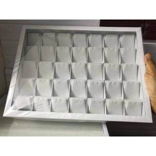 Khay trưng bày dây chuyền và bông tai có nắp kính ba màu dễ lựa chọn hàng cao cấp