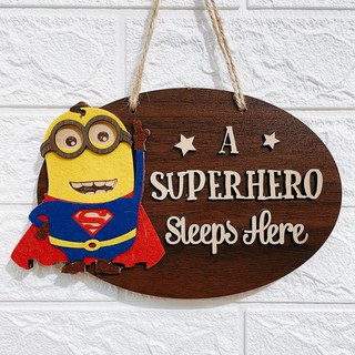 Bảng gỗ trang trí, décor, treo tường OHAY –  Phòng ngủ bé trai Siêu nhân Minion (Tặng móc treo)