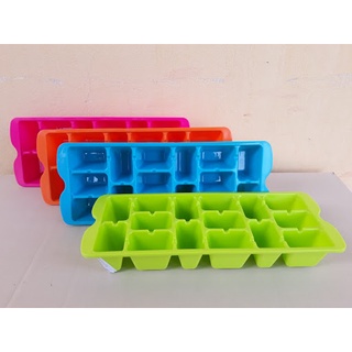 Khay nước đá 15 viên bằng nhựa dẻo (28x11x4 cm)