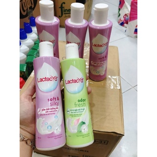 Dung dịch vệ sinh phụ nữ Lactacyd Soft &amp; Silky (250ml)