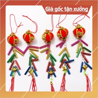Đèn lồng nhung đỏ treo cành đào trang trí ngày tết