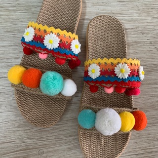 Dép cói màu cầu vồng mix pom pom+ hoa cúc họa mi