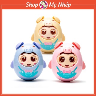 Lật đật chú heo chớp mắt có đôi tai mềm giúp bé tự lập được làm từ nhựa dẻo nên không lo bị vỡ phù hợp với bé từ 3 tháng